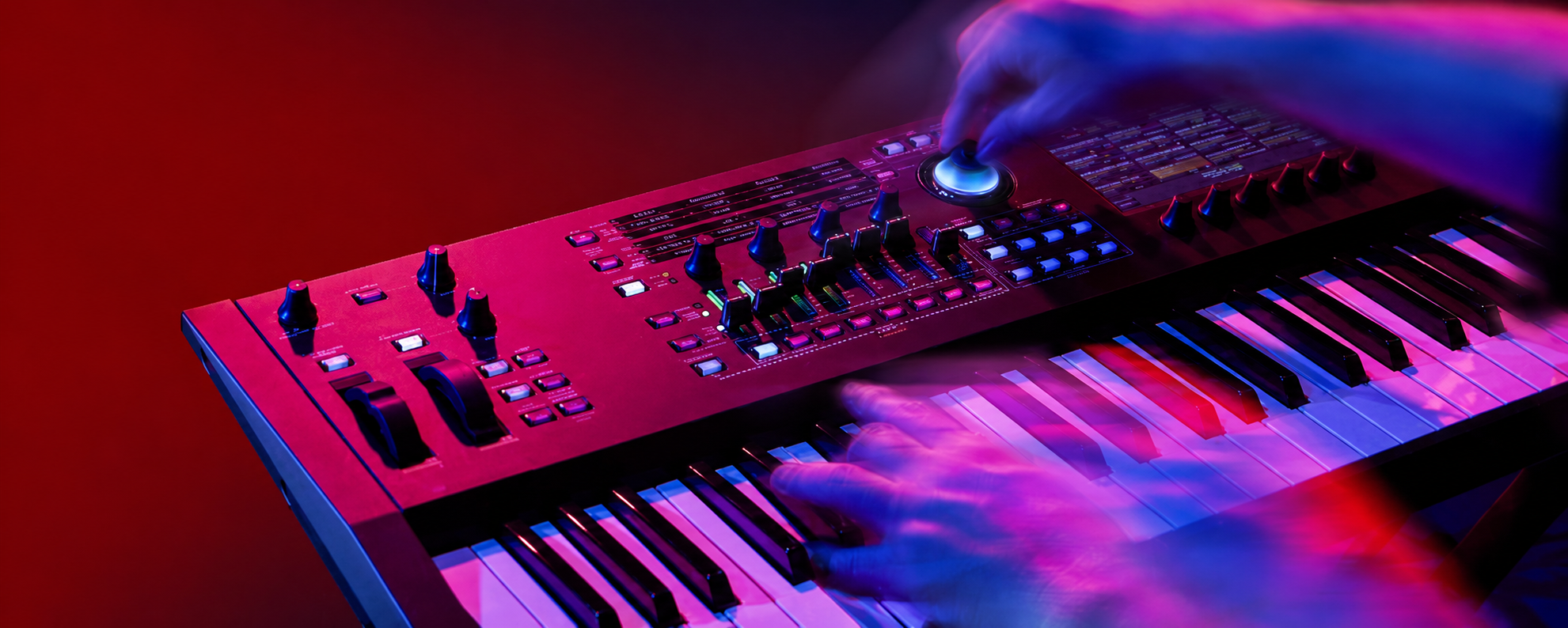 Synthétiseur Yamaha MODX M (panneau de contrôle et clavier) éclairé en néons violets et rouges, mains en mouvement manipulant le Super Knob et les faders, mettant en valeur les boutons, l’écran tactile et les touches du clavier pour une performance live.